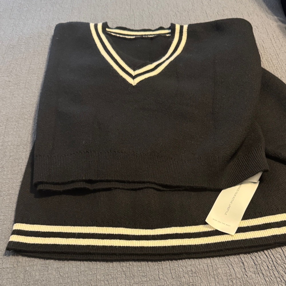 Women’s v neck sweater set
Skirt is mini